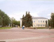 Здание городской и районной администрации и памятник В .И. Ленину на Советской площади