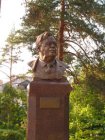 Памятник Н. Н. Боголюбову у главного здания ОИЯИ