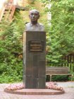 Памятник Г. Н. Флерову (угол ул. Флерова и Векслера)