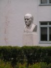 Памятник В. И. Ленину у бывшего здания райкома компартии