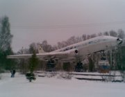 Самолет-памятник ТУ-104 на Савеловской стороне (в честь А. Н. Туполева)