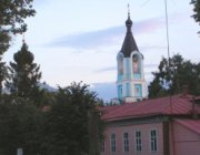 Покровский храм и здание администрации совхоза