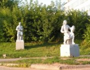 Скульптуры у завода "Фарфор Вербилок"